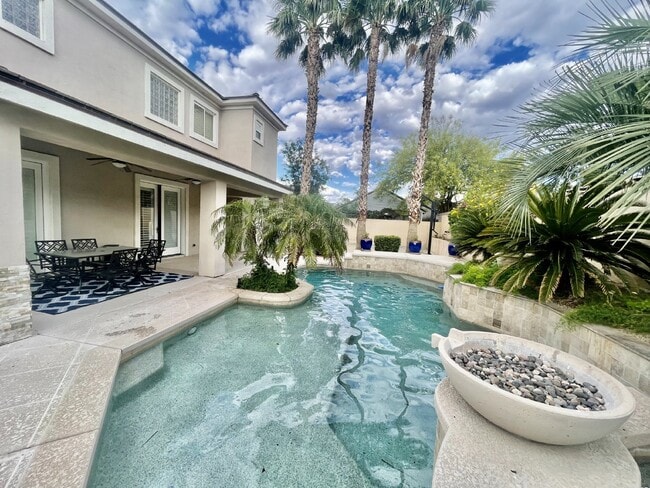 Building Photo - Luxurious 5-Bed, 4-Bath Fully Furnished Home in Henderson-