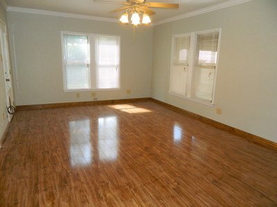 Building Photo - 4 bedroom, 2 bathroom home one block from ...