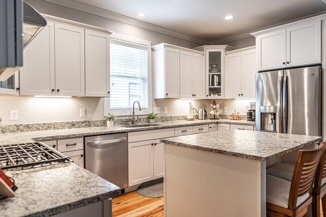 Building Photo - 420 Manning Square