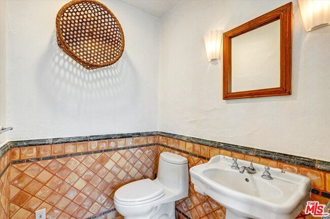 Building Photo - 3916 Rambla Orienta