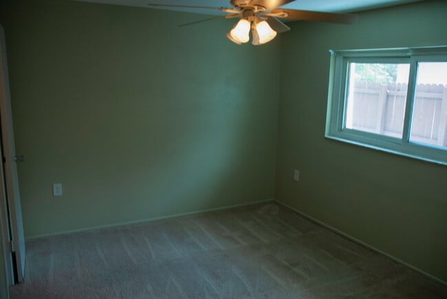 Building Photo - 3/Bedroom 3/Bath Tarpon Springs Home