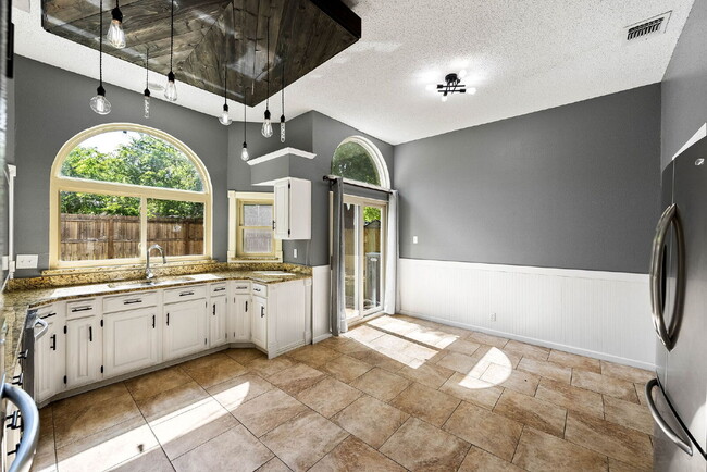 Building Photo - Spacious 4-Bedroom Rental in Autumn Ridge ...