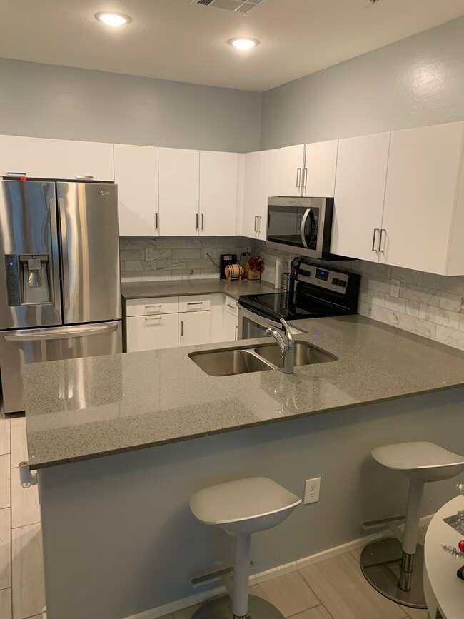 Building Photo - 2342 E Hidalgo Ave