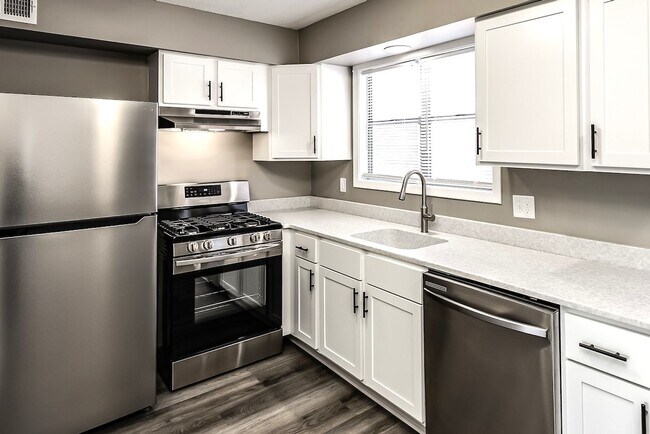 Building Photo - UPDATED 2 bed, 1 1/2 bath apartment in Bellevue!