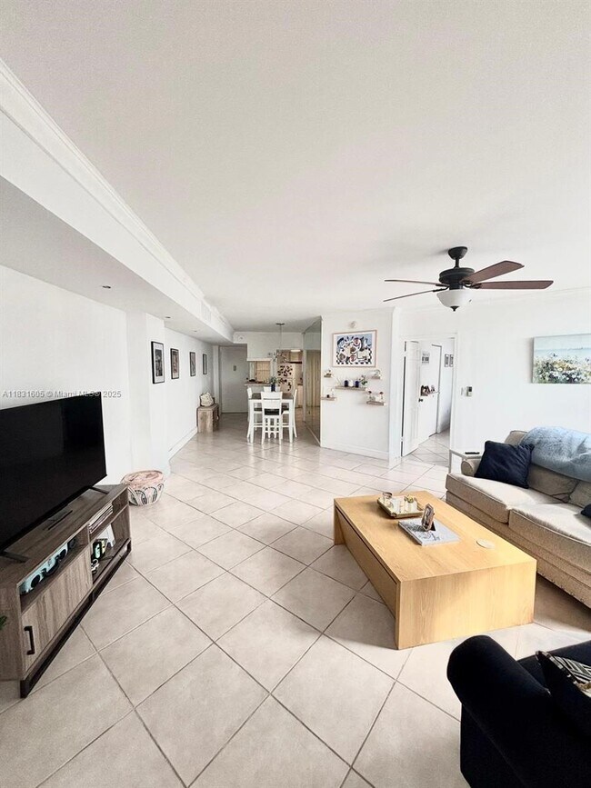 Building Photo - 999 Brickell Bay Dr