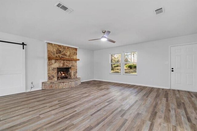 Building Photo - Chaires  Country living Home