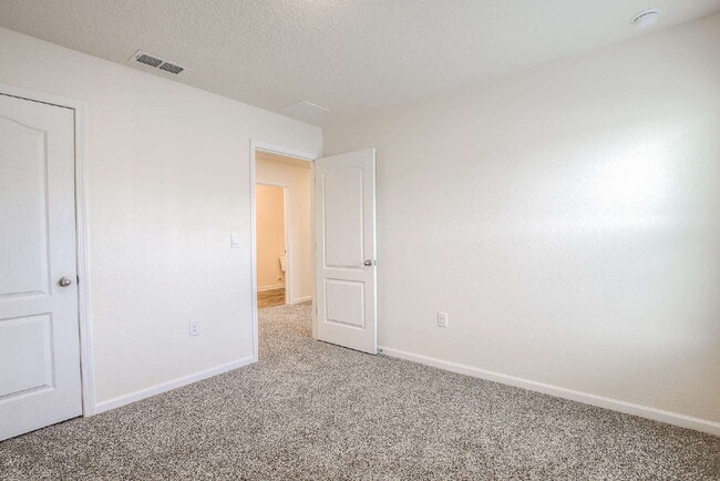 Building Photo - For Rent- 2nd month FREE Rent