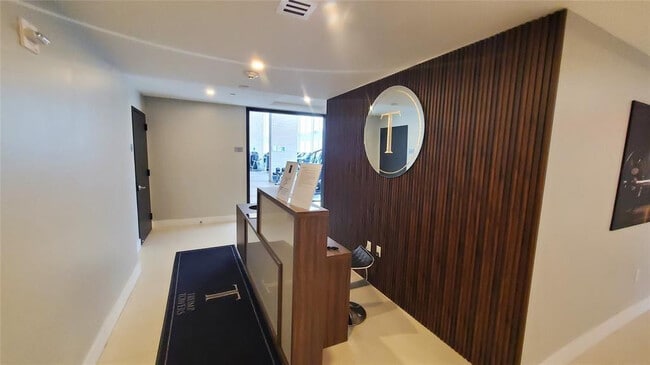 Building Photo - 15901 Collins Ave