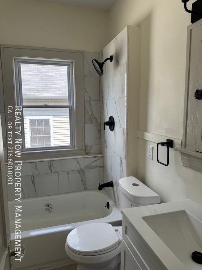Building Photo - 2649 E 110th St