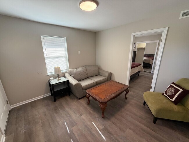 Building Photo - 213 N Ann St