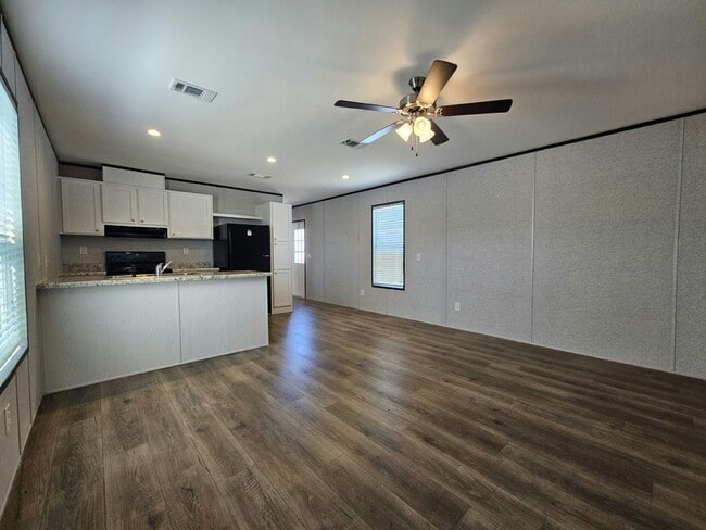 Building Photo - 553 Suwanee Dr