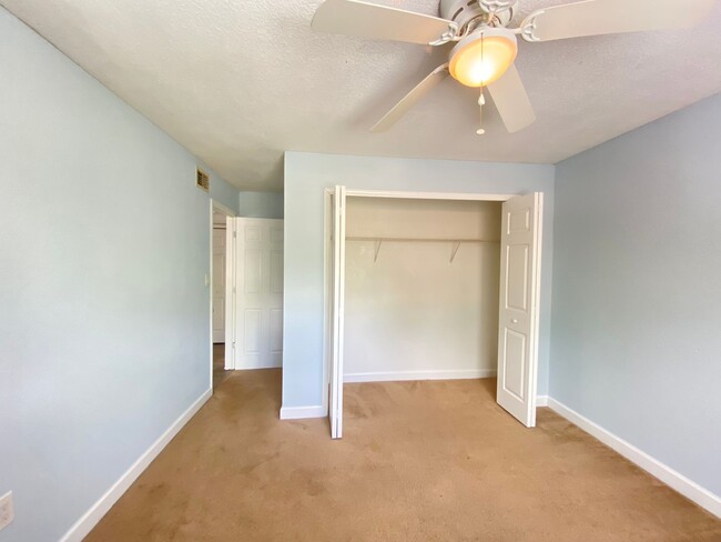 Building Photo - Spacious 3 bedroom, 2 bathroom Condo Locat...