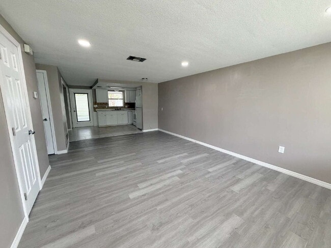 Building Photo - "Charming 2-Bedroom Duplex Retreat in New Port Richey - Perfect for Cozy Living!"