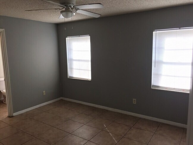 Building Photo - Must See! 2 Bedroom/2 Bathroom Duplex In Sanford!!!!