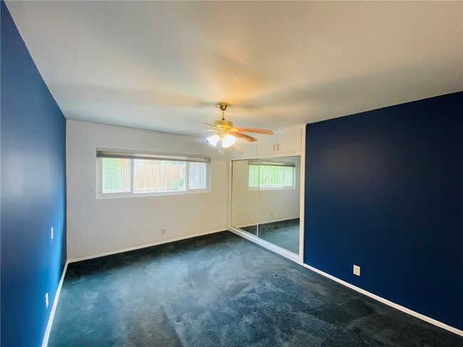 Building Photo - 4968 W 59th St