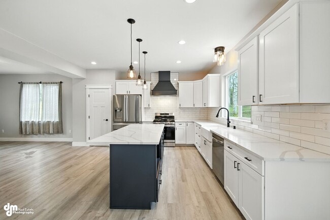 Building Photo - Charming & Updated 4BD/2.5BA!