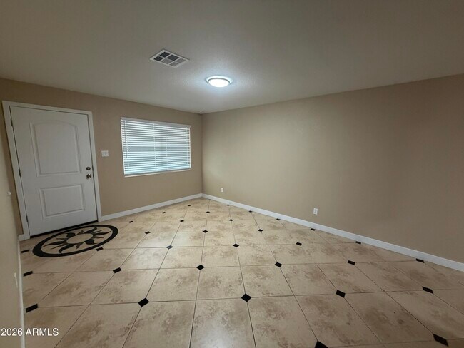 Building Photo - 5810 W Earll Dr