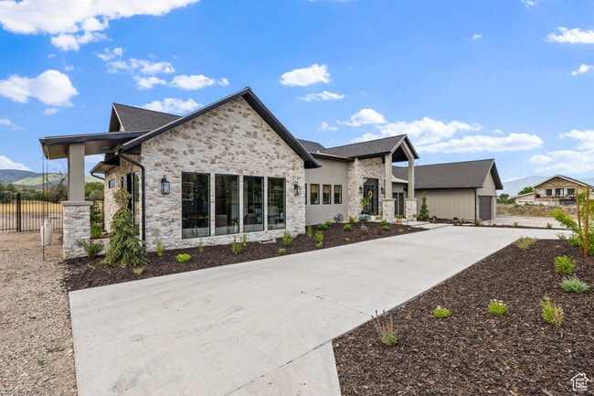 Building Photo - 5240 E Lake Creek Rd