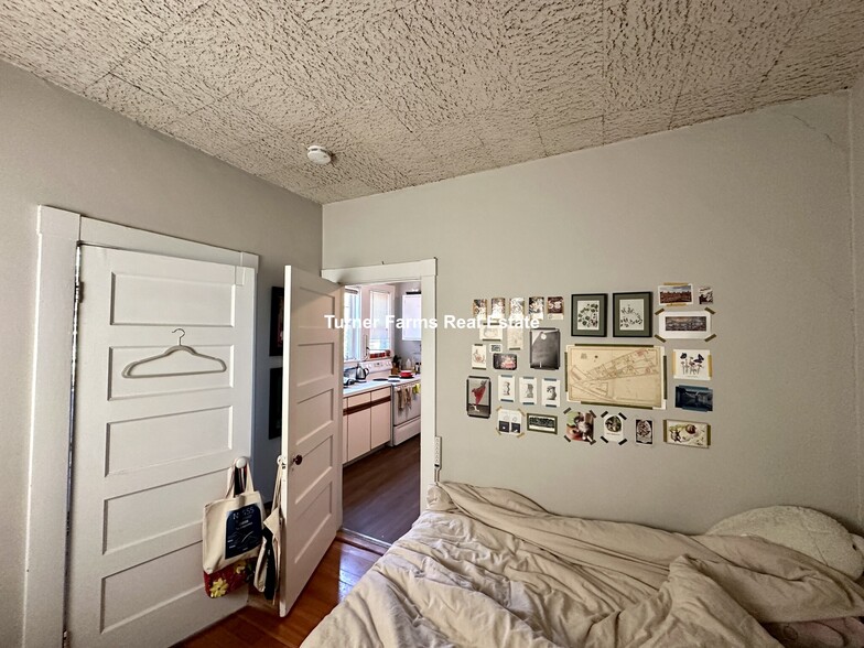 Building Photo - 8A Forest St