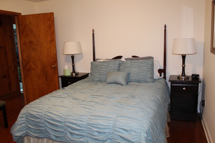 Back bedroom with queen bed - 133 Rockdale Ave
