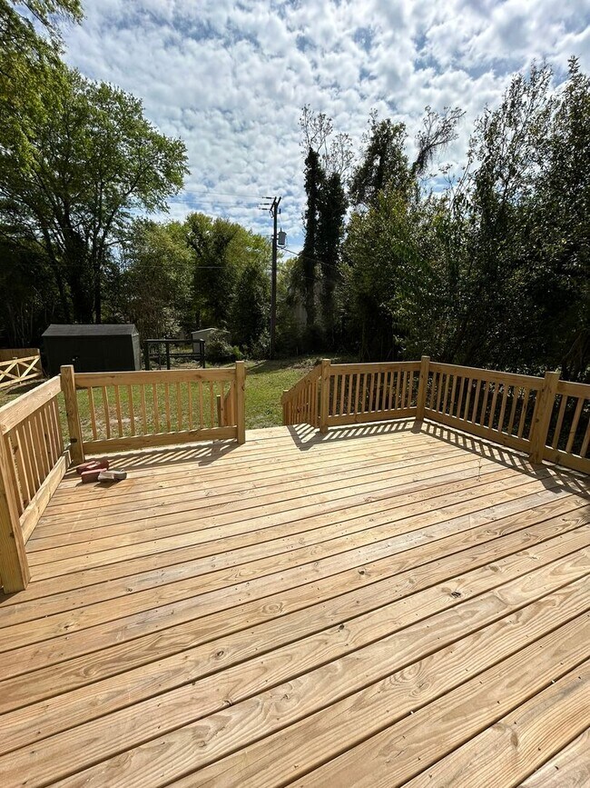 Building Photo - Beautifully Remodeled 4/2