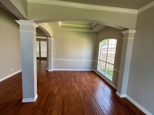 Building Photo - 3 Bedroom and 2 Bath Home with 2 Car Garage