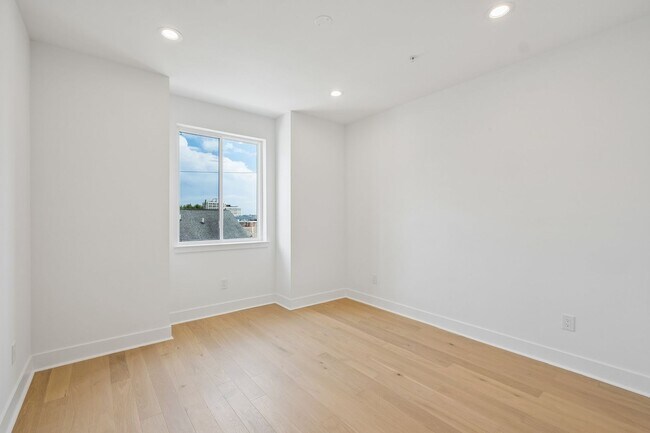 Building Photo - 1518 N Darien St