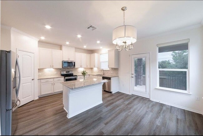 Building Photo - 803 Sandhill Branch Dr