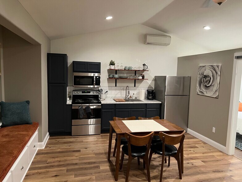 Kitchenette - 11420 Wales Dr