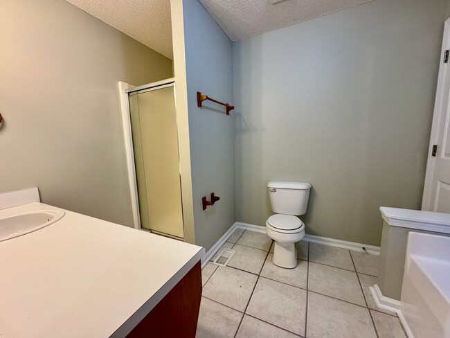 Building Photo - Home Sweet Dallas Home!