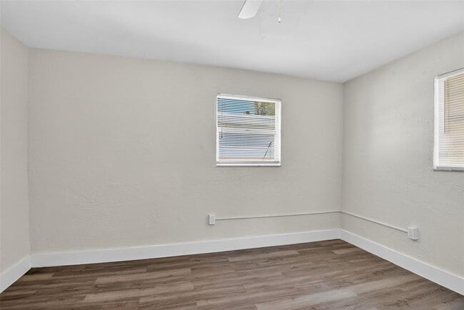 Building Photo - 2425 Anastasia Dr