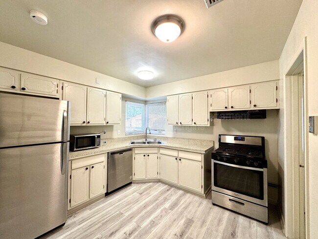 Building Photo - 1074 Gerona Ave