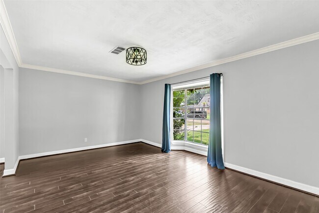 Building Photo - 211 W North Hill Dr