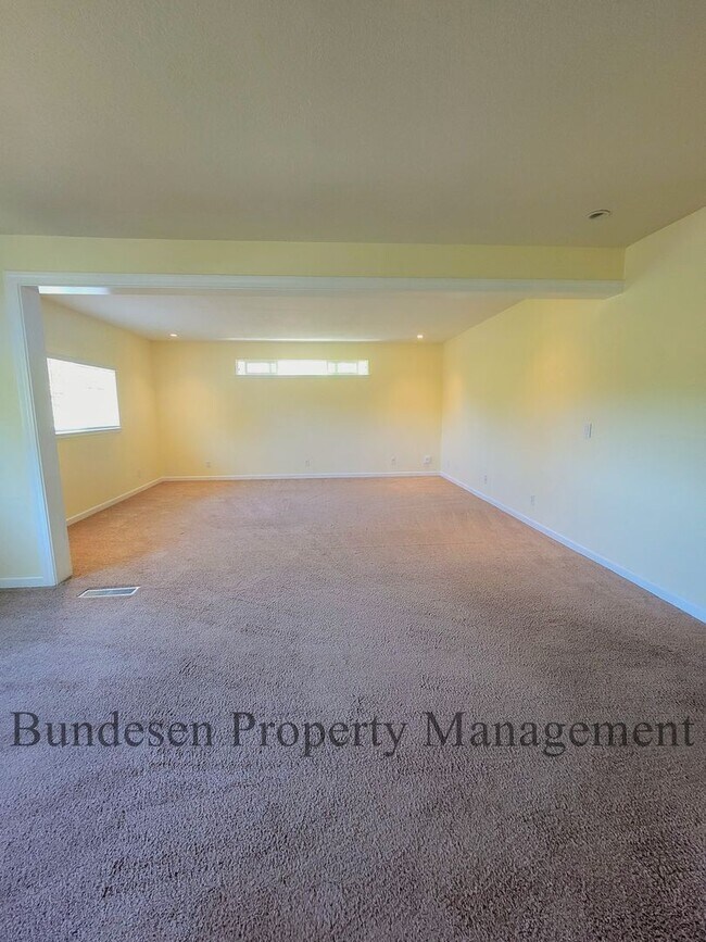 Building Photo - Spacious Westside 5BR Home in Petaluma - E...