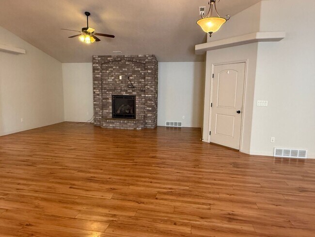 Building Photo - Beautiful patio home with 2 car garage, central air, fenced yard and covered patio