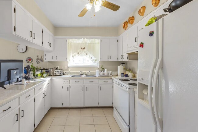 Building Photo - 3811 Crouch Dr