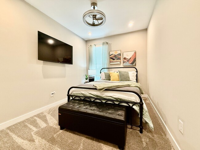 Building Photo - Central, luxury townhome in the heart of L...