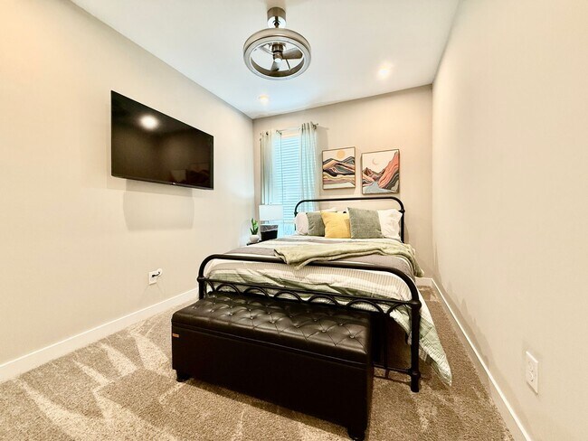 Building Photo - Central, luxury townhome in the heart of Liberty