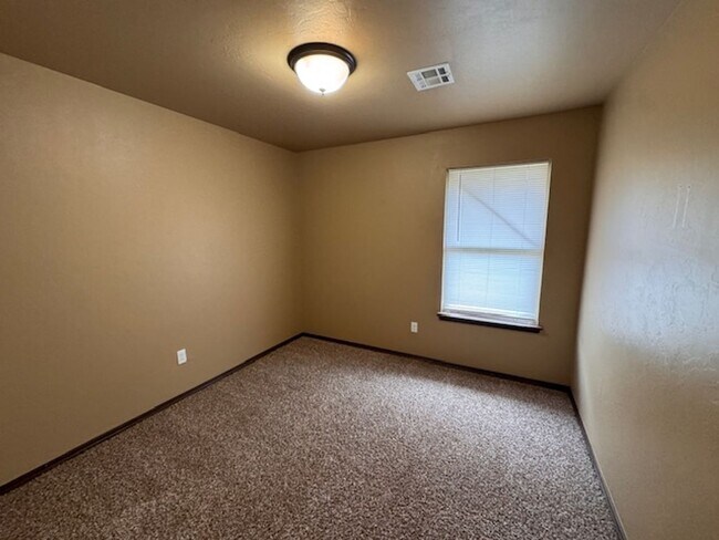 Building Photo - 3 bed 2 bath duplex in Chickasha
