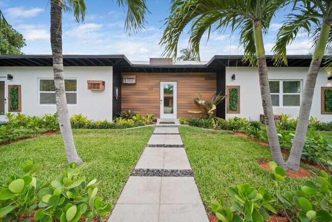 Building Photo - 1702 NE 9th St