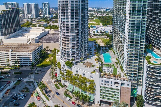 Building Photo - 1750 N Bayshore Dr