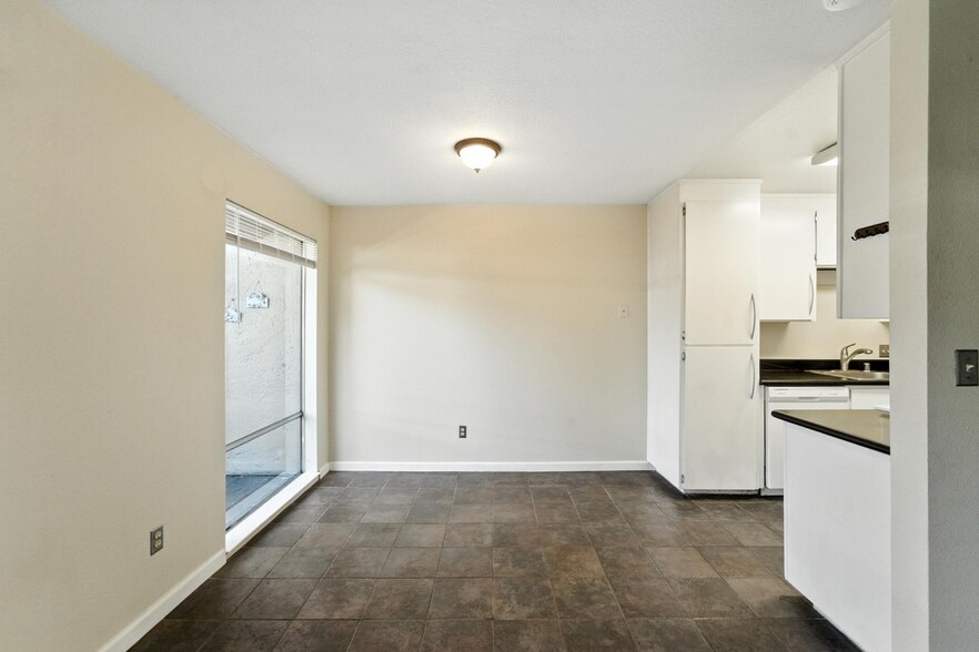 Building Photo - 303 Tradewinds Dr