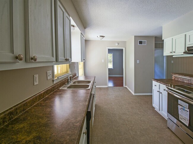 Building Photo - Charming home in north Memphis