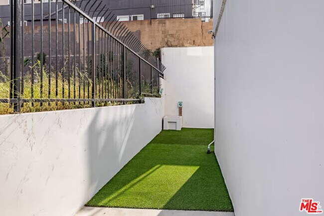 Building Photo - 744 Hartford Ave