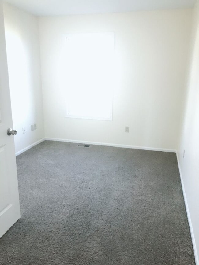Building Photo - Move-In Ready 3BR 2.5bathroomTownhome – Yard  *OPEN HOUSE July 5, 26 1PM-2PM *