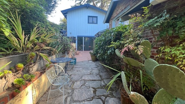 Building Photo - Mid-Century homes Rarely Available with Expansive Bay Views