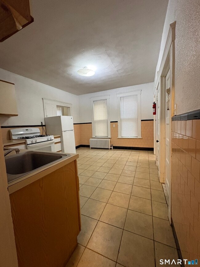 Building Photo - 787 Elm St