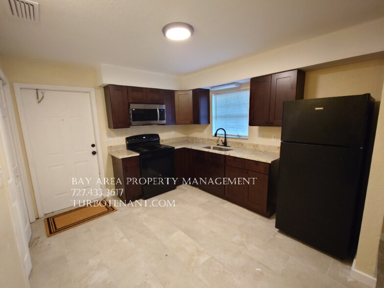 Building Photo - 917 Jensen Ave