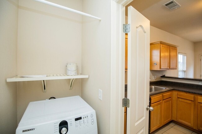 Building Photo - ***300 Copper Oaks***