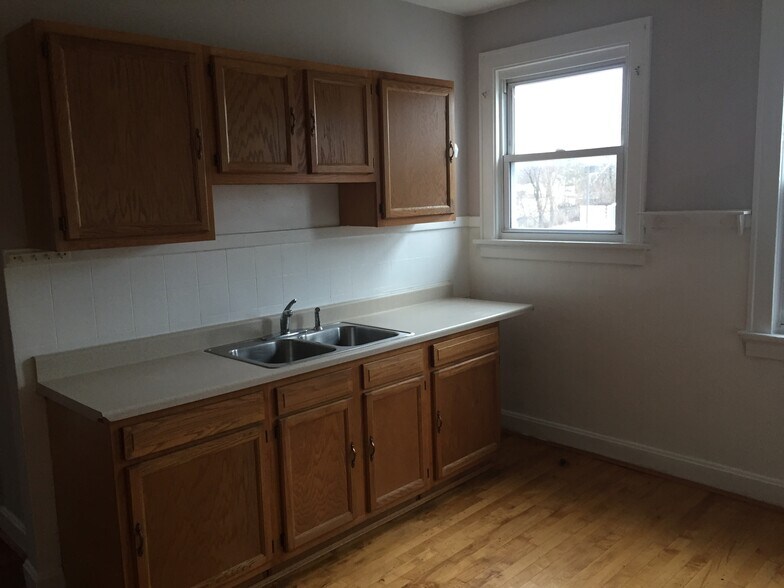 Building Photo - 3095 Glenmore Ave